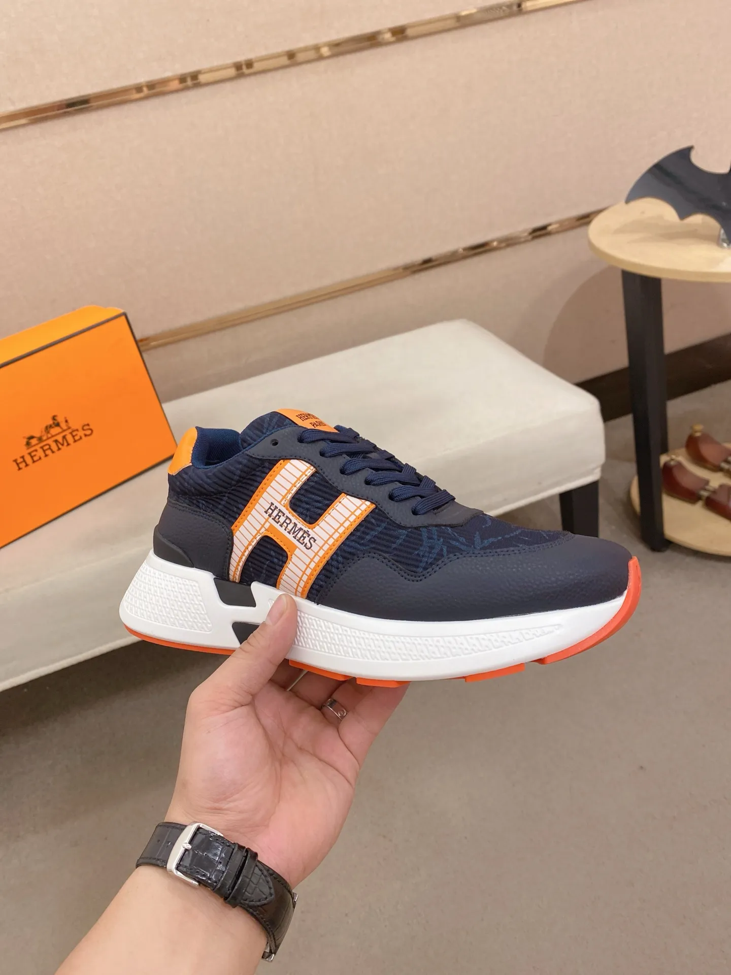 Factory price: 560💰《HERMES》【Classic Original Version】Hermès; Top 🔝 Purchasing Agency 🔍🔍Men's latest 🇺🇸 counters are on sale simultaneously, imported from Italy original ▲▲cowhide ▲▲ (high-end, nobility, class) ) Exquisite workmanship (Italian 🇮🇹 imported water-dyed 🐂 cowhide lining) sole: original sole provided by the original factory, ⚠️exclusive double-layer activity·TPR·rubber·combined molded outsole; super comfortable·wear-resistant·non-slip·environmental protection The real thing is more beautiful if you take the real thing (high quality, follow the order). You can enter and exit the counter at will * Number of yards: 38-44 (45 can be customized and cannot be returned or exchanged)